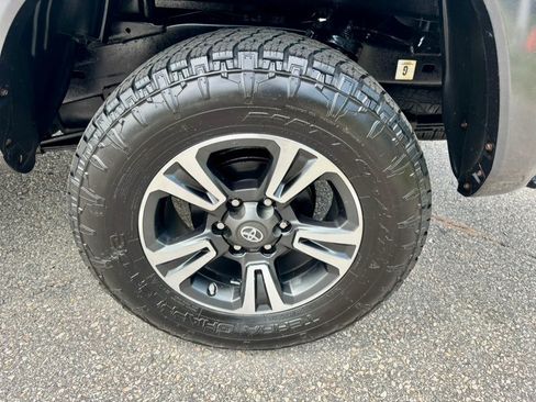 Used 2019 Toyota Tacoma TRD Sport w/ Technology Package AWD/4WD image 32