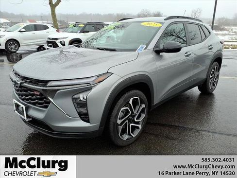 Used 2025 Chevrolet Trax RS image 1