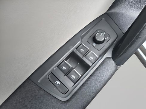 Used 2018 Volkswagen Tiguan SE w/ Panoramic Sunroof Package image 27