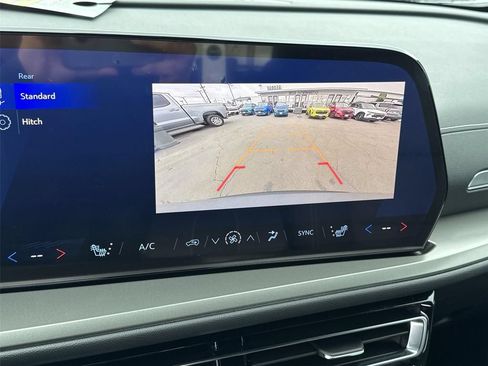 Used 2025 Chevrolet Traverse LT FWD image 7
