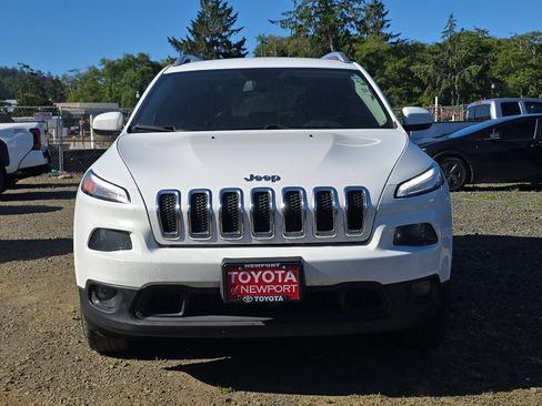 Used 2018 Jeep Cherokee Latitude Plus w/ Comfort/Convenience Group AWD/4WD image 3