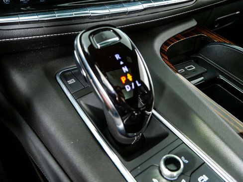 Used 2021 Cadillac Escalade Premium Luxury AWD/4WD image 18