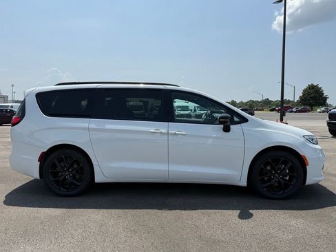 Used 2025 Chrysler Pacifica Limited FWD image 9
