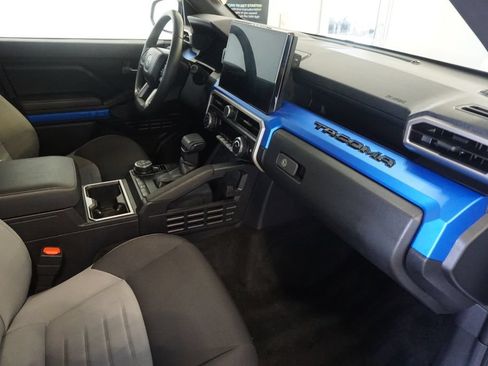 Certified 2025 Toyota Tacoma TRD Off-Road AWD/4WD image 23