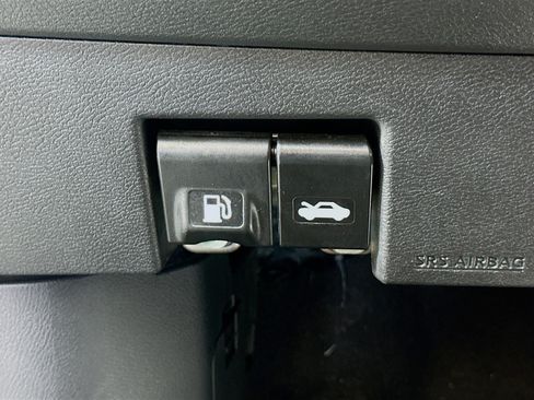 Used 2025 Nissan Versa SV FWD image 17