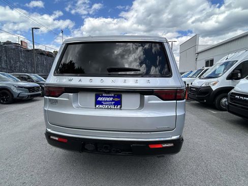 Used 2024 Jeep Wagoneer Series II w/ Flexible Seating Group RWD image 4