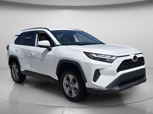 Used 2022 Toyota RAV4 XLE FWD image 9