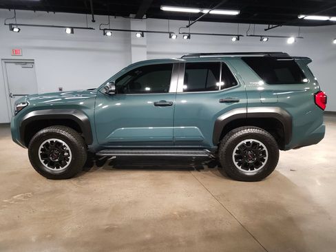 Certified 2025 Toyota 4Runner TRD Off-Road AWD/4WD image 4