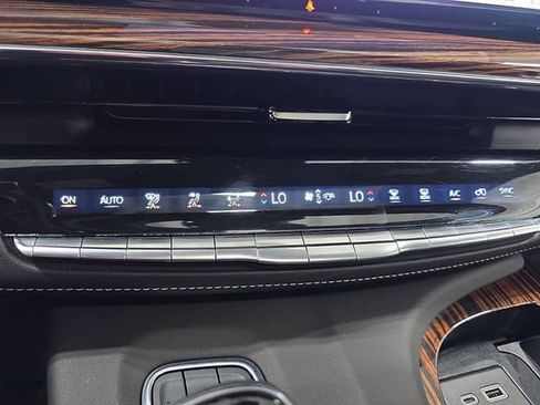 Used 2021 Cadillac Escalade Premium Luxury AWD/4WD image 20