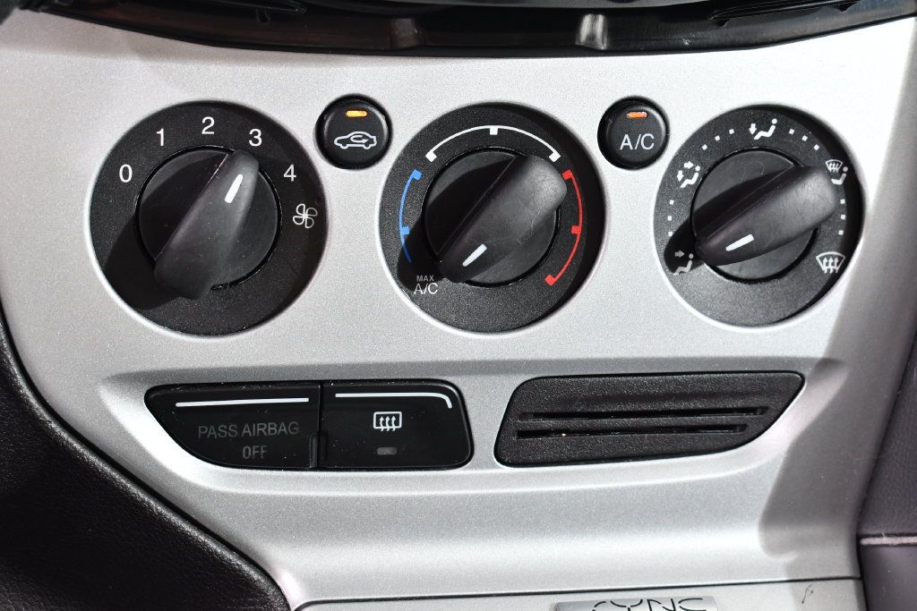 Used 2013 Ford Focus SE w/ SE Winter Pkg FWD image 30
