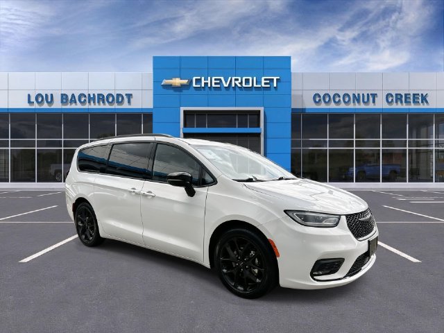 Used 2025 Chrysler Pacifica Limited FWD image 2