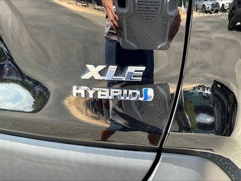 Used 2021 Toyota RAV4 XLE image 9