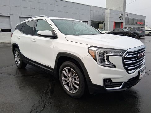 Used 2024 GMC Terrain SLT image 1