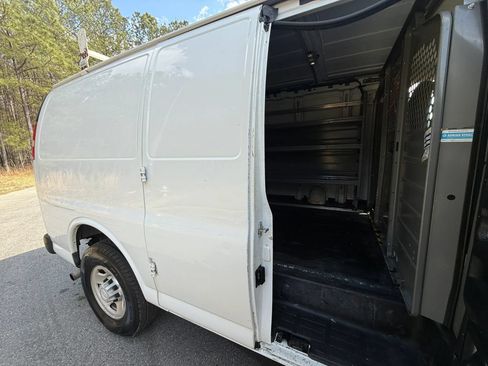 Used 2016 Chevrolet Express 2500 RWD image 17