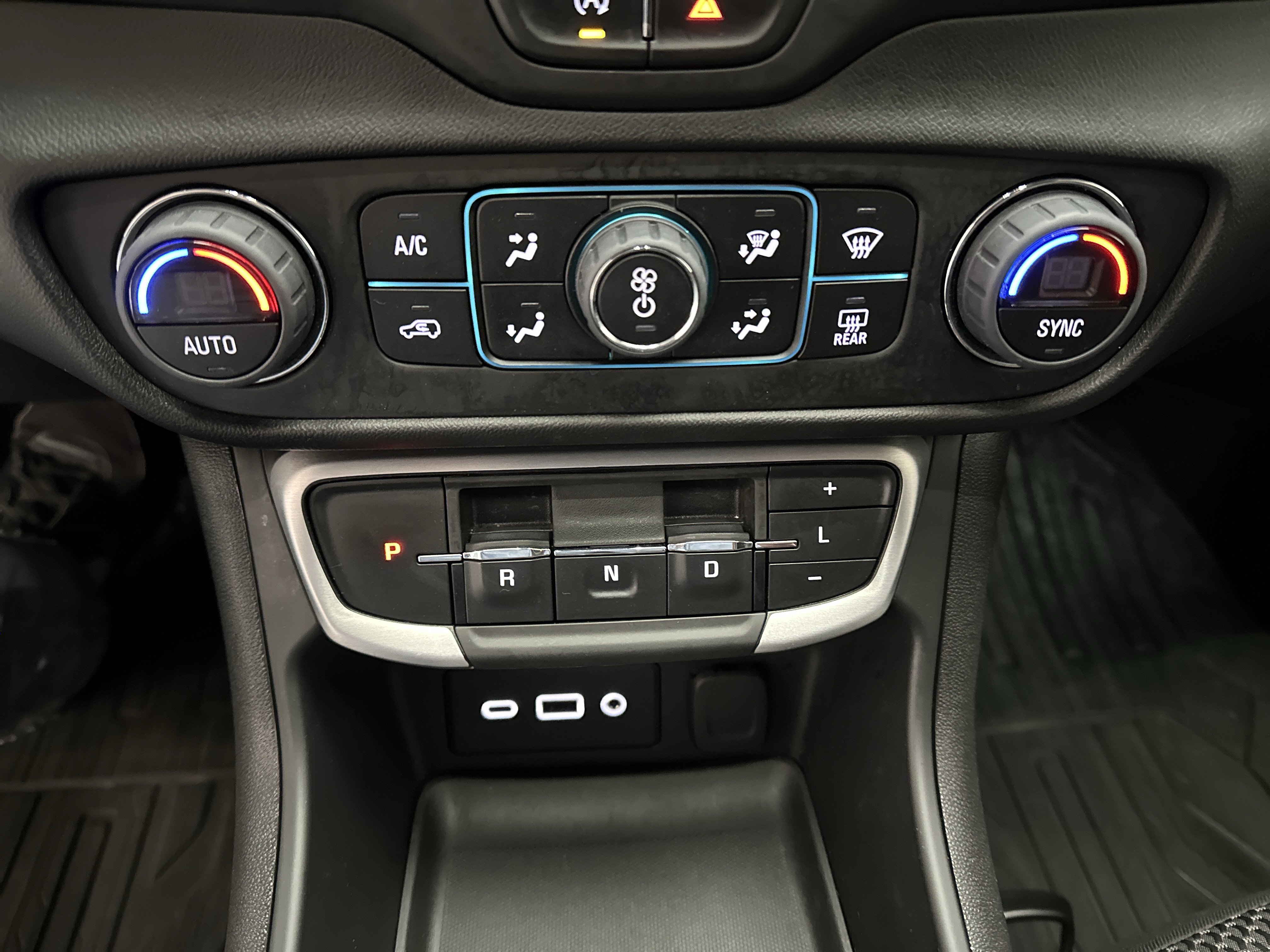 Used 2024 GMC Terrain SLE w/ Elevation Edition AWD/4WD image 31