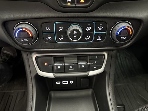 Used 2024 GMC Terrain SLE w/ Elevation Edition AWD/4WD image 31