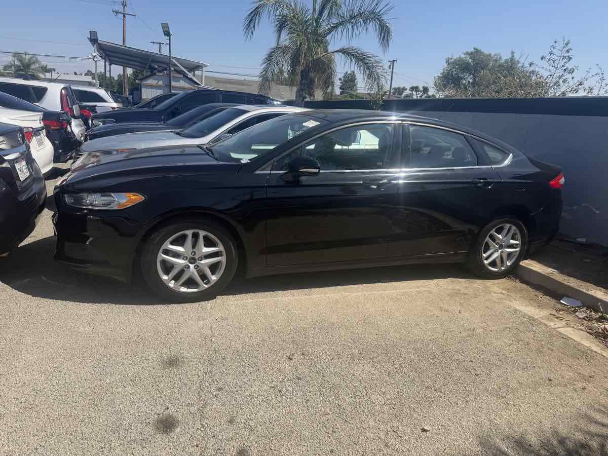 Used 2016 Ford Fusion SE FWD image 2