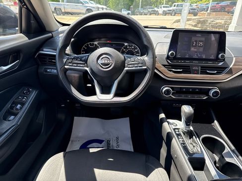 Used 2024 Nissan Altima 2.5 SV FWD image 13