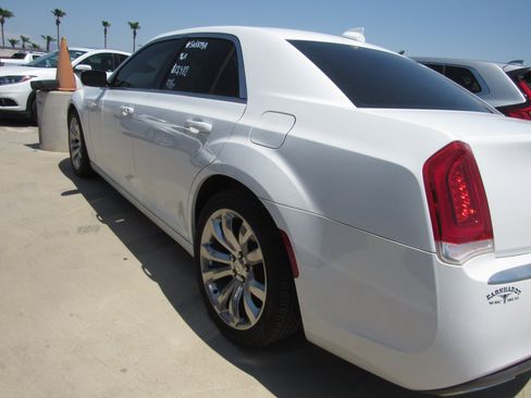 Used 2018 Chrysler 300 Touring w/ Chrome Appearance Package RWD image 4
