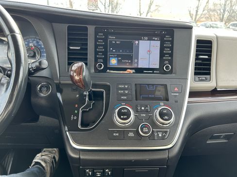 Used 2018 Toyota Sienna Limited w/ Carpet Mat Package image 11