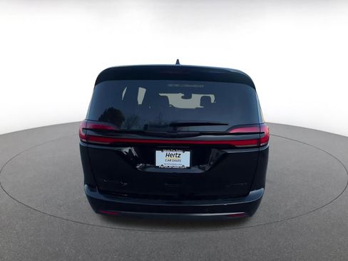 Used 2025 Chrysler Pacifica Limited image 12