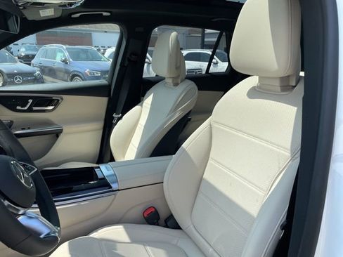 Used 2025 Mercedes-Benz GLC 300 4MATIC image 18