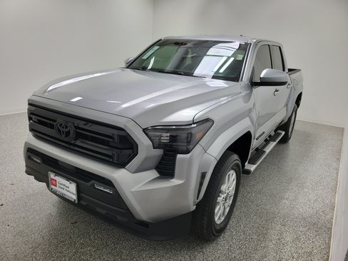 Certified 2025 Toyota Tacoma SR5 AWD/4WD image 2