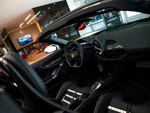 Used 2025 Ferrari SF90 Spider image 32