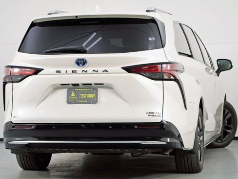 Used 2021 Toyota Sienna Limited image 4