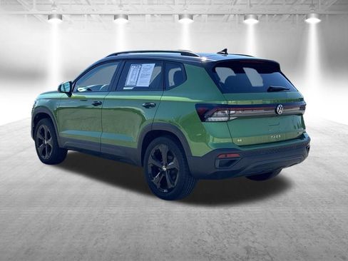 Used 2025 Volkswagen Taos SE AWD/4WD image 3