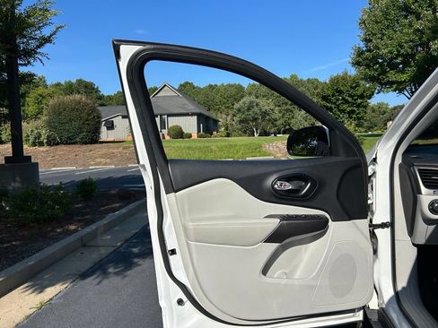 Used 2021 Jeep Cherokee Latitude Plus FWD image 49