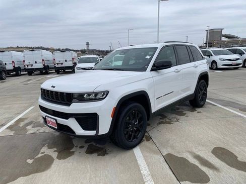 New 2026 Jeep Grand Cherokee Altitude AWD/4WD image 1