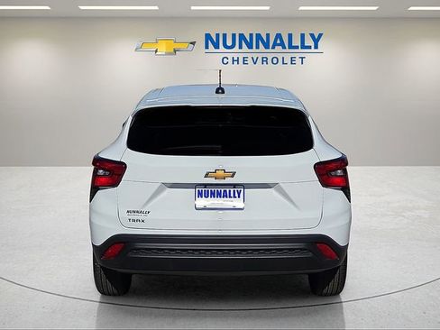 Certified 2025 Chevrolet Trax LS FWD image 4