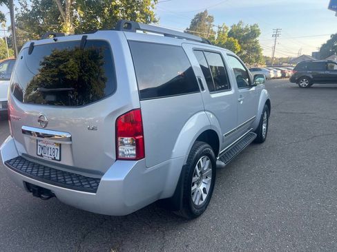 Used 2011 Nissan Pathfinder LE w/ Navigation Pkg image 4