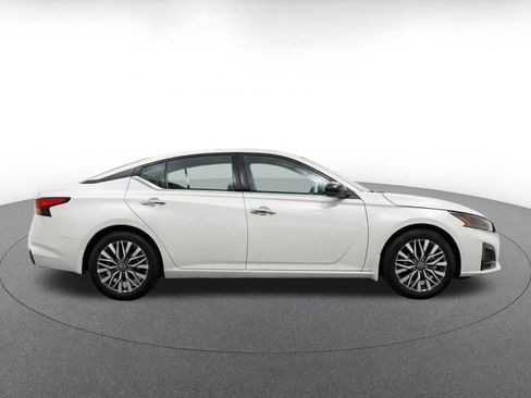 Used 2025 Nissan Altima 2.5 SV FWD image 14