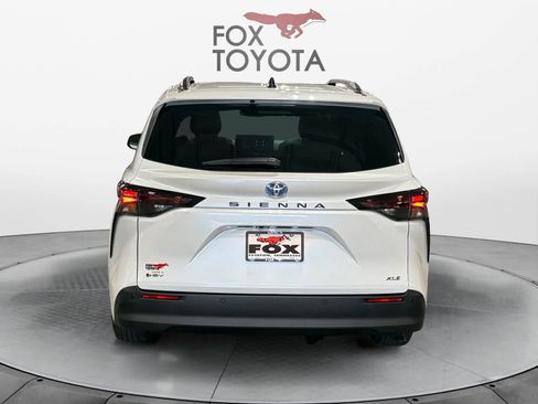 Used 2025 Toyota Sienna XLE w/ XLE Plus Package image 5
