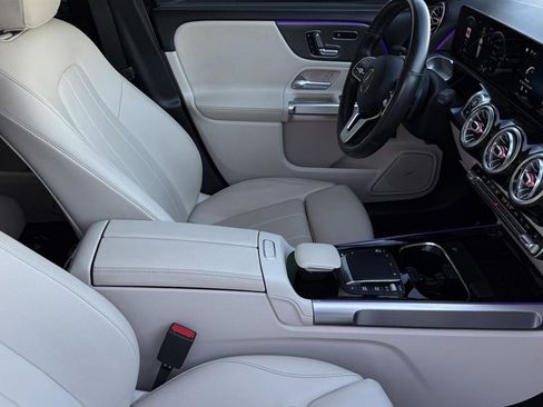 Used 2021 Mercedes-Benz GLB 250 4MATIC w/ Premium Package image 45