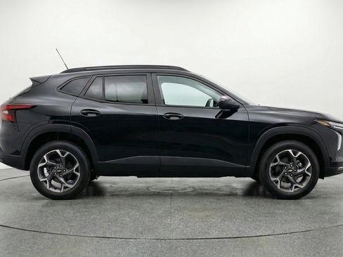 Used 2025 Chevrolet Trax LT FWD image 11