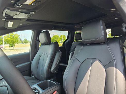 New 2026 Chrysler Pacifica Select image 19
