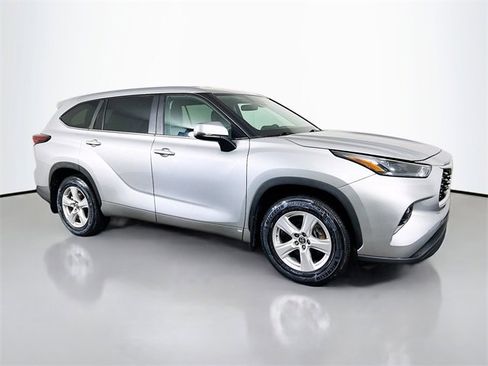 Used 2024 Toyota Highlander LE image 25