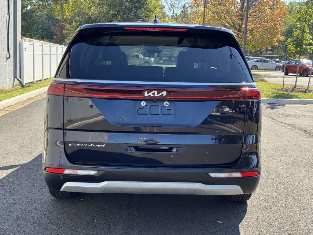 Used 2022 Kia Carnival LX FWD image 23