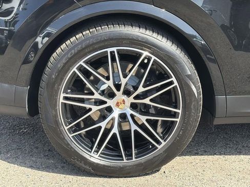 Used 2025 Porsche Cayenne Coupe AWD/4WD image 33