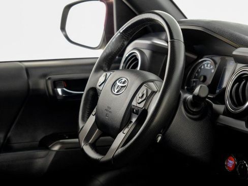 Used 2018 Toyota Tacoma TRD Off-Road w/ Technology Package AWD/4WD image 11