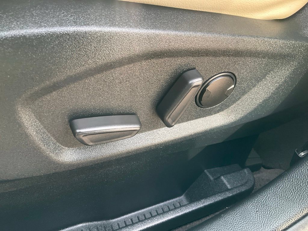 Used 2020 Ford Edge Titanium w/ Cargo Accessory Package FWD image 7
