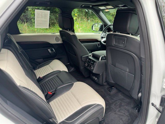 Used 2024 Land Rover Discovery Dynamic SE AWD/4WD image 16