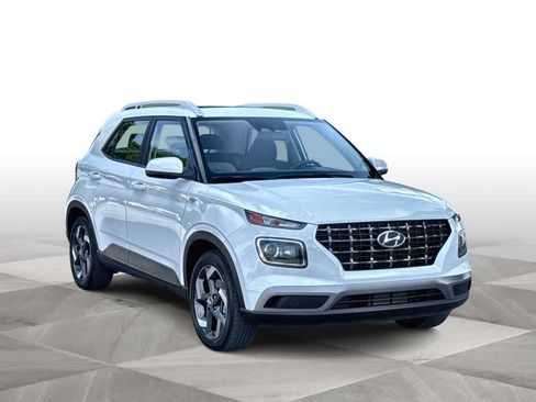 Used 2025 Hyundai Venue SEL FWD image 2
