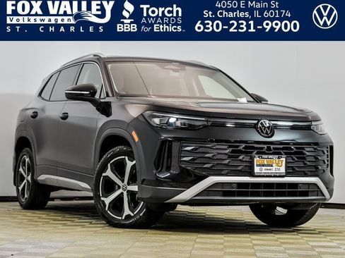 Used 2025 Volkswagen Tiguan SE w/ Panoramic Sunroof Package image 1