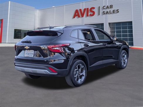 Used 2025 Chevrolet Trax LT w/ LT Convenience Package image 6