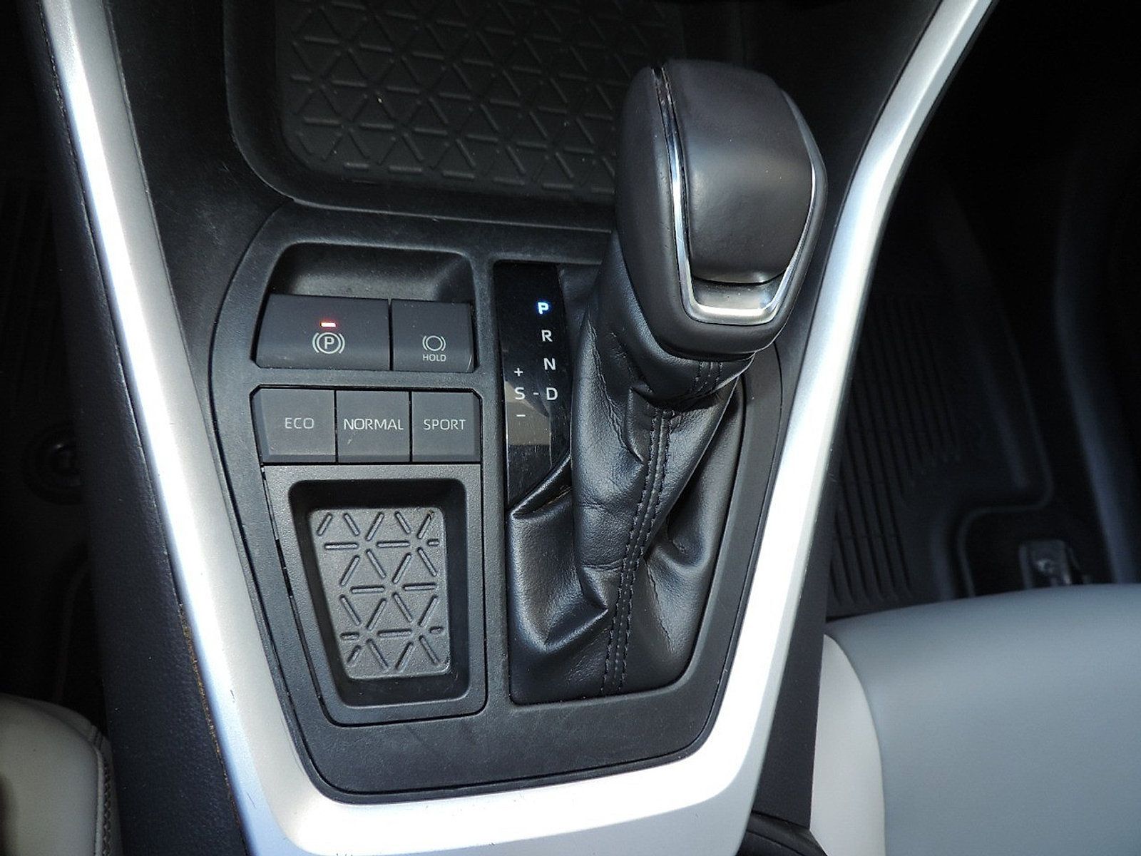 Used 2019 Toyota RAV4 XLE Premium FWD image 21