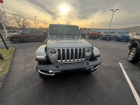 Used 2020 Jeep Gladiator Overland image 2